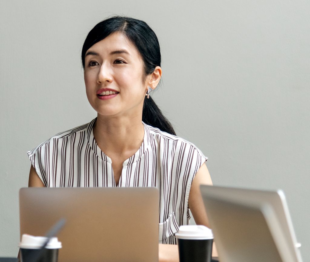 オフィスで仕事に取り組む女性
